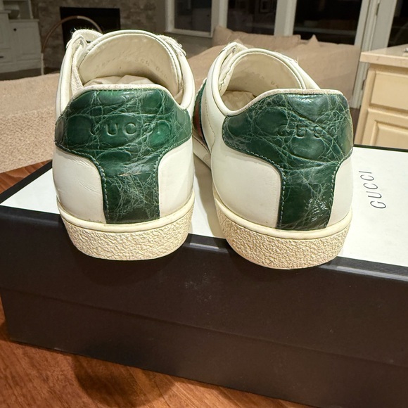 Gucci White Sneakers with Green and Red Accents - Picture 2 of 5